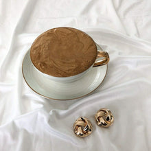 Laden Sie das Bild in den Galerie-Viewer, CLARE | Goldene French Retro Ohrringe mit Zopfmuster
