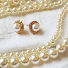 Laden Sie das Bild in den Galerie-Viewer, ALIETTE | Klassisch elegante Ohrstecker gold mit weißen Perlen 
