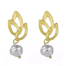 Laden Sie das Bild in den Galerie-Viewer, LEONIE | Schöne goldfarbene Blumen Muster Ohrringe Ohrhänger mit crémeweißen Perlen
