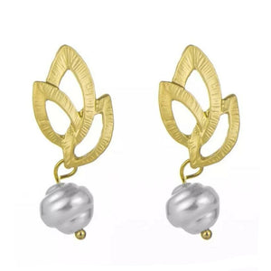LEONIE | Schöne goldfarbene Blumen Muster Ohrringe Ohrhänger mit crémeweißen Perlen