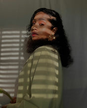 Laden Sie das Bild in den Galerie-Viewer, STRAIGHT EDGE | Coole goldfarbene Statement Ohrringe im Silk Look
