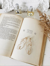 Laden Sie das Bild in den Galerie-Viewer, RUBENS | Kunstvolle Frauen Figur Ohrringe in gold
