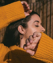 Laden Sie das Bild in den Galerie-Viewer, LILY | Wunderschöne goldfarben Einfädler Ohrringe mit tollem femininen Gesicht Design
