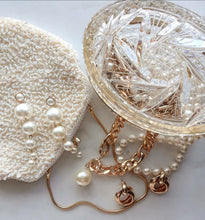 Laden Sie das Bild in den Galerie-Viewer, GIOIA | Elegante Statement Ohrringe mit crémeweißen Perlen
