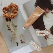 Laden Sie das Bild in den Galerie-Viewer, RUBENS | Kunstvolle Frauen Figur Ohrringe in gold
