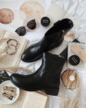 Load image into Gallery viewer, KENDALL | Coole Acryl Creolen Ohrringe mit beige braunem Leoparden Muster
