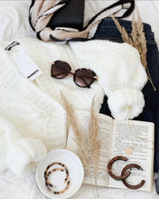 Load image into Gallery viewer, KENDALL | Coole Acryl Creolen Ohrringe mit beige braunem Leoparden Muster
