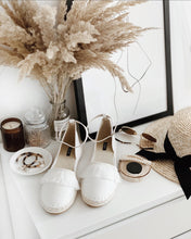 Load image into Gallery viewer, KENDALL | Coole Acryl Creolen Ohrringe mit beige braunem Leoparden Muster

