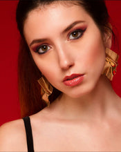 Laden Sie das Bild in den Galerie-Viewer, STRAIGHT EDGE | Coole goldfarbene Statement Ohrringe im Silk Look
