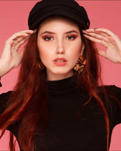 Laden Sie das Bild in den Galerie-Viewer, STRAIGHT EDGE | Coole goldfarbene Statement Ohrringe im Silk Look
