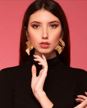 Laden Sie das Bild in den Galerie-Viewer, STRAIGHT EDGE | Coole goldfarbene Statement Ohrringe im Silk Look
