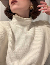 Laden Sie das Bild in den Galerie-Viewer, MADELEINE | Goldfarbene 60s Retro Look Ohrringe
