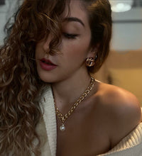 Load image into Gallery viewer, ESTELLE MINI | Goldfarbene chunky chain Statement Halskette mit beiger Perle
