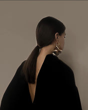 Laden Sie das Bild in den Galerie-Viewer, STRAIGHT EDGE | Coole goldfarbene Statement Ohrringe im Silk Look
