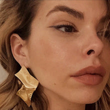 Laden Sie das Bild in den Galerie-Viewer, STRAIGHT EDGE | Coole goldfarbene Statement Ohrringe im Silk Look
