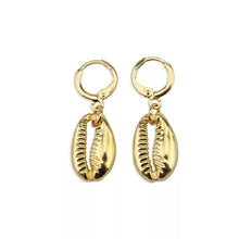 Laden Sie das Bild in den Galerie-Viewer, BEACH BABE | Ohrringe gold Muscheln klein
