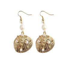 Load image into Gallery viewer, BEACH BABE | Ohrringe gold Hänger Haken Muscheln Perlen weiß beige
