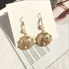 Load image into Gallery viewer, BEACH BABE | Ohrringe gold Hänger Haken Muscheln Perlen weiß beige
