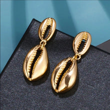 Laden Sie das Bild in den Galerie-Viewer, BEACH BABE | Ohrringe gold Muscheln doppelt
