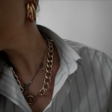 Laden Sie das Bild in den Galerie-Viewer, ESTELLE | Goldfarbene chunky chain Statement Halskette mit großer beiger Perle
