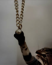 Laden Sie das Bild in den Galerie-Viewer, ESTELLE | Goldfarbene chunky chain Statement Halskette mit großer beiger Perle
