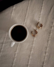 Load image into Gallery viewer, AUBREE | Goldfarbene 80er Retro Ohrringe 3er Hoop Creolen
