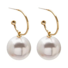 Laden Sie das Bild in den Galerie-Viewer, HUGHETTE | Coole goldene Creolen Ohrringe mit großen beigen Perlen
