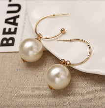 Load image into Gallery viewer, HUGHETTE | Coole goldene Creolen Ohrringe mit großen beigen Perlen
