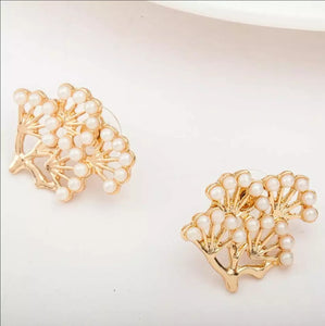 FOSETTE | Süße goldene Ohrstecker ist Astform mit kleinen weißen Perlen 