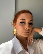 Laden Sie das Bild in den Galerie-Viewer, STRAIGHT EDGE | Coole goldfarbene Statement Ohrringe im Silk Look
