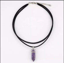 Laden Sie das Bild in den Galerie-Viewer, DIANA | Coole Choker Halskette mit spitzem Hexagon Anhänger aus Halbedelsteinen
