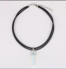 Laden Sie das Bild in den Galerie-Viewer, DIANA | Coole Choker Halskette mit spitzem Hexagon Anhänger aus Halbedelsteinen
