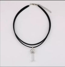 Laden Sie das Bild in den Galerie-Viewer, DIANA | Coole Choker Halskette mit spitzem Hexagon Anhänger aus Halbedelsteinen
