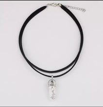 Laden Sie das Bild in den Galerie-Viewer, DIANA | Coole Choker Halskette mit spitzem Hexagon Anhänger aus Halbedelsteinen
