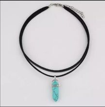 Laden Sie das Bild in den Galerie-Viewer, DIANA | Coole Choker Halskette mit spitzem Hexagon Anhänger aus Halbedelsteinen
