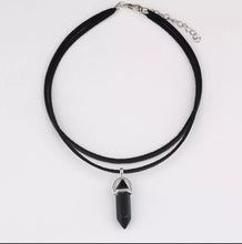 Laden Sie das Bild in den Galerie-Viewer, DIANA | Coole Choker Halskette mit spitzem Hexagon Anhänger aus Halbedelsteinen
