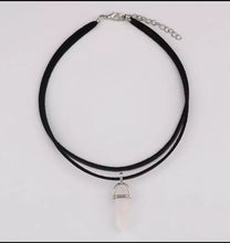 Laden Sie das Bild in den Galerie-Viewer, DIANA | Coole Choker Halskette mit spitzem Hexagon Anhänger aus Halbedelsteinen
