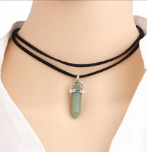 Laden Sie das Bild in den Galerie-Viewer, DIANA | Coole Choker Halskette mit spitzem Hexagon Anhänger aus Halbedelsteinen
