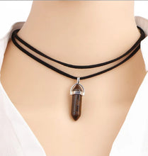 Laden Sie das Bild in den Galerie-Viewer, DIANA | Coole Choker Halskette mit spitzem Hexagon Anhänger aus Halbedelsteinen
