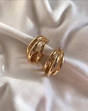 Load image into Gallery viewer, AUBREE | Goldfarbene 80er Retro Ohrringe 3er Hoop Creolen
