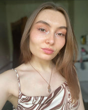 Load image into Gallery viewer, MAJA klein | Schöne goldene Boho Halskette mit Honigwaben Anhänger und süßer Biene 
