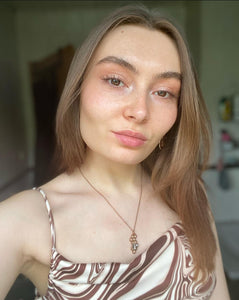 MAJA klein | Schöne goldene Boho Halskette mit Honigwaben Anhänger und süßer Biene 
