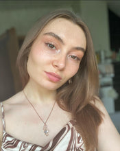 Load image into Gallery viewer, MAJA klein | Schöne goldene Boho Halskette mit Honigwaben Anhänger und süßer Biene 
