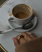 Laden Sie das Bild in den Galerie-Viewer, BRILLER | Atemberaubender Cocktail Ring mit klaren Kristallen 
