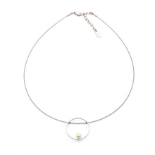 Laden Sie das Bild in den Galerie-Viewer, SERGIO ENGEL | PURA Kette 31 aus 925 Silber rhodiniert matt mit Kreis rundem Anhänger und crémeweißer Perle
