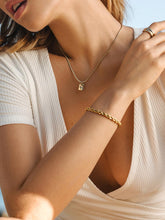 Laden Sie das Bild in den Galerie-Viewer, ICRUSH | DNA Armband gold
